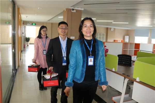 集團公關總監龍平帶隊送驚喜
